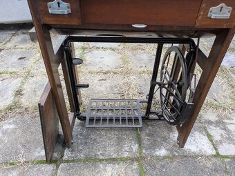 starý šicí stroj - 2