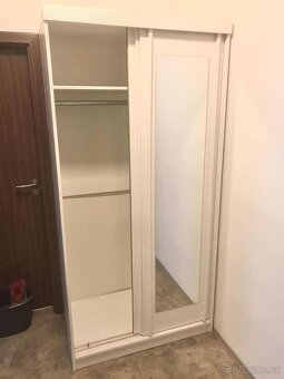 Prodám bílou šatní skřín se zrcadlem. 800Kč - 2