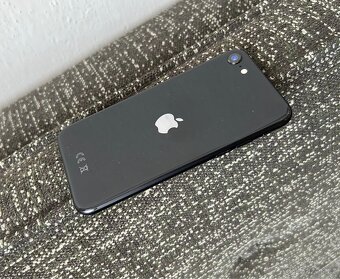 iPhone SE 2020 64 GB cerny - 2
