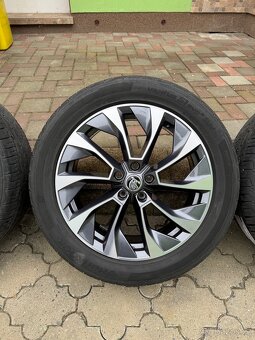 Alu kola Aronia Škoda 5X112 R19 s letními pneu - 2