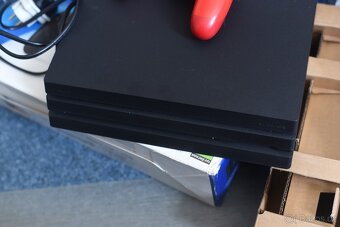 Playstation 4 PRO konzole v původní krabici +ovladač červený - 2