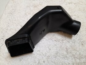 Sací hrdlo chlazení alternátoru BMW e32 - 2