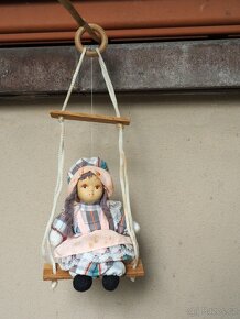 Porcelánová panenka - malá, na houpačce - 2