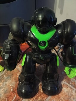 MaDe Mluvící robot Artur - 2