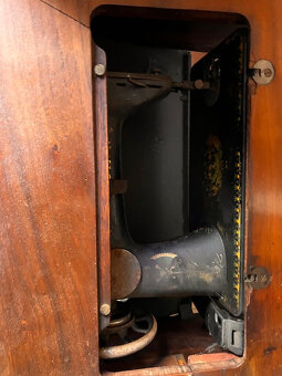 Daruji historický šicí stroj značky Singer - 2