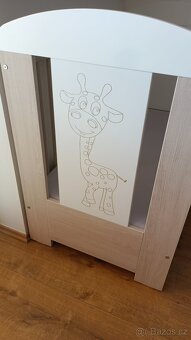 Dětská postýlka, dětská skříň, přebalovák, jídelní židlička. - 2