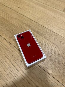 Apple iPhone 13 128GB červený - 2