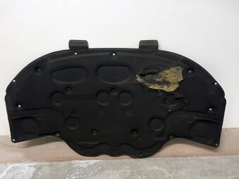W204 odhlučnění motoru A2046820726 poškozené - 2