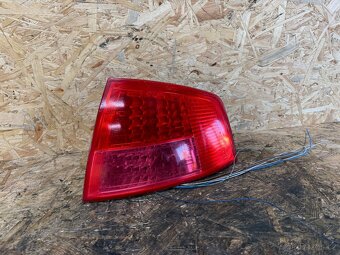 PRAVÉ ZADNÍ SVĚTLO AUDI A8 D3 - 2
