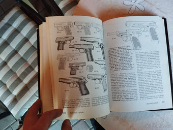 Revolvery a pistole,stará kniha o zbraních,postolích, - 2