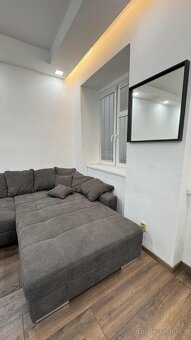 prostorný šedý rohový gauč - 2