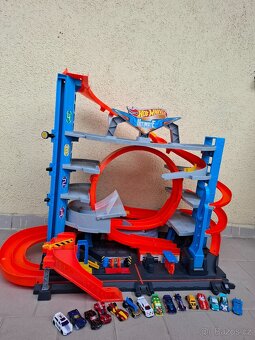 Prodám autodráhu Hot Wheels city garáž se smyčkou - 2