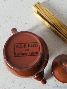 Porcelánová malá čajová konvička. D. R. P. - 2