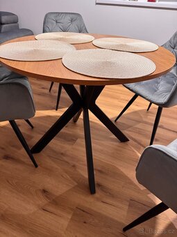 Jídelnî kulatý stůl - 2