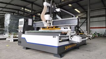 CNC frézka s výměnnými nástroji -  stroj skladem - 2