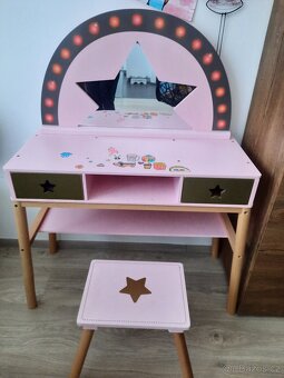 Kosmeticky, toaletní stolek - 2