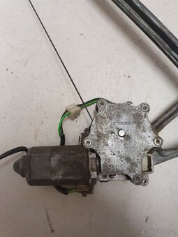 Mercedes W124 elektrická stahovačka zadních oken levá - 2