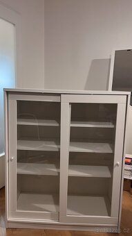 Bílá vitrína / komoda SYVDE s prosklenými dveřmi IKEA - 2