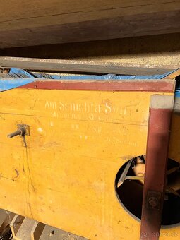 Starý šrotovník / mlýnek na obilí (dřevěný) - 2