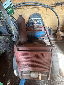 Prodám traktor na náhradní díly - 2