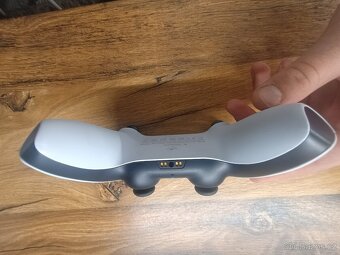 ovladač dualsense na PlayStation 5 - 2