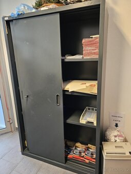 Plechová bytelná kancelářská skříň vhodná i na nářadí - 2