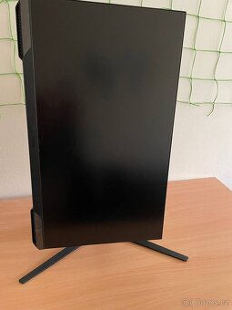 Monitor, klávesnice, myš a koberec - 2