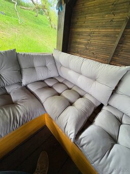 Paletová sedačka s podsedáky a stůl - 2