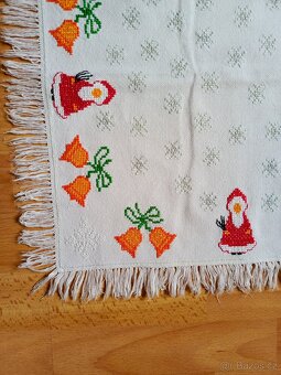 VÁNOČNÍ UBRUS RUČNÉ VYŠÍVANÝ  46 x 43 CM. - 2