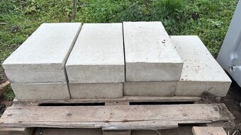Prodám betonové patky, dlaždice, podložky a desky. - 2