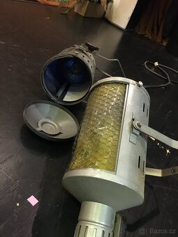 Staré divadelní reflektory z roku 1970 - 2