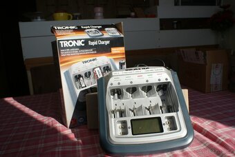 Univerzální nabíječka kulatých a 9V baterije. - 2