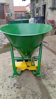 Prodám rozmetadlo za traktor - 2