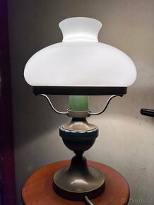 Stolní mosazná lampa s bílým stínidlem - 2