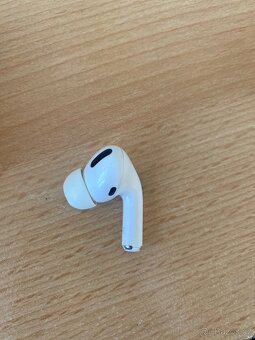 Airpods pro pravé sluchátko+ pouzdro 1. generace - 2