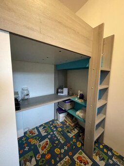 Patrova postel se skříní a psacim atolem - 2