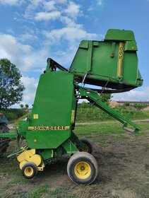 Svinovací lis John Deere 590 - 2