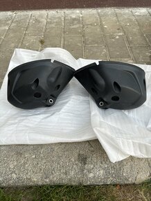 Plasty přední světla Triumph - 2