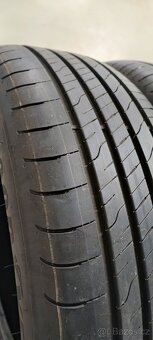 Jako nové 215/60/17 Goodyear Efficient Grip 2 SUV, DOT 4623 - 2
