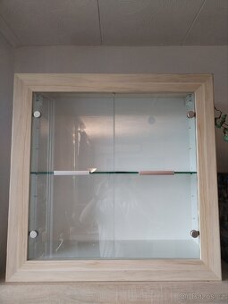 Prosklená vitrína na zeď i na zem s led světlem - 2