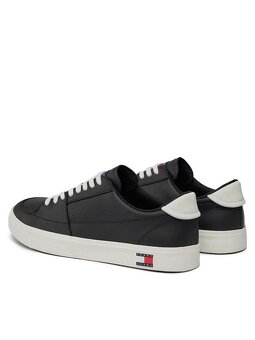 Tommy Hilfiger
43
1500 Kč - 2