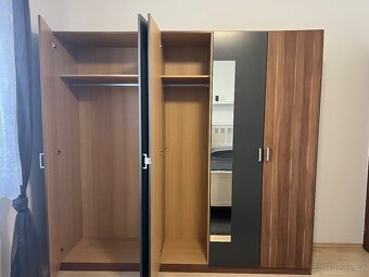 Šatní skříň se zrcadlem - 2