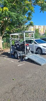 Přívěs na motorku sklopnou nájezdovou rampou - 2