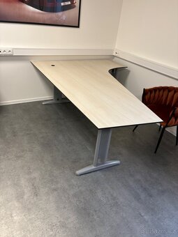 Kancelářský stůl - 2