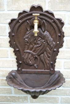 Zahradní litinové umyvadlo - výlevka KŮŇ - hnědá - 2