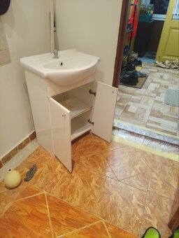 Nabízím toaletní stolek s umyvadlem - 2
