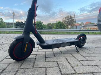 Elektrická koloběžka Xiaomi Mi Eletric Scooter Pro - 2