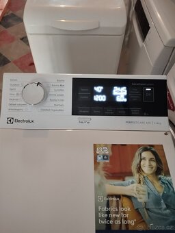 Vrchem plněná pračka Electrolux - 2