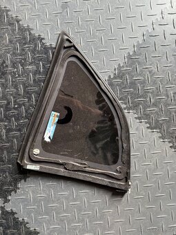 Dodge Challenger ľavé zadné sklo - 2