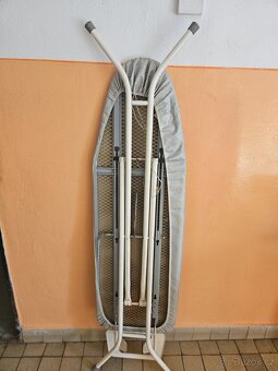 Žehlící prkno a kuchyňské židle - 2